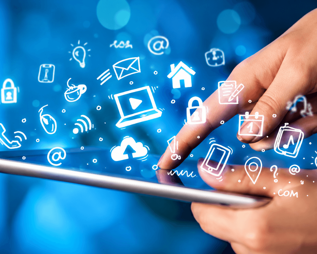 Mão tocando um tablet com ícones desenhados de comunicação, mídia e redes sociais