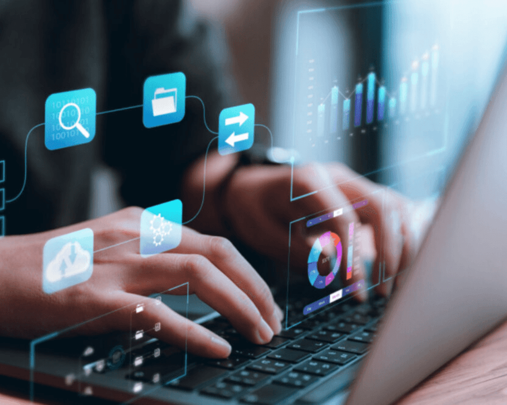 Pessoa no notebook com ícones de nuvem, arquivos, transferência de dados e gráficos de monitoramento